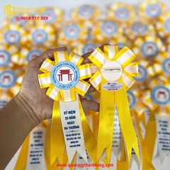 Hoa Cài Áo Cao Cấp Màu Vàng - Đuôi Nheo In Tùy Chỉnh