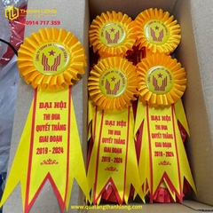 Hoa Cài Áo Màu Vàng Đuôi In Theo Yêu Cầu