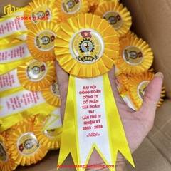 Hoa Cài Áo Màu Vàng Đuôi In Theo Yêu Cầu