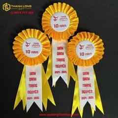 Hoa Cài Áo Màu Vàng Đuôi In Theo Yêu Cầu