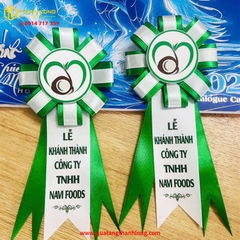 Hoa Cài Áo Xanh Lá Thanh Lịch