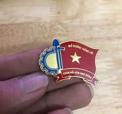Huy hiệu ăn mòn  - Công nghệ đúc khuôn