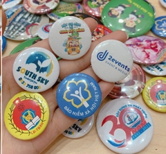 Huy hiệu nhựa in logo đường kính 3.2cm