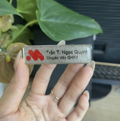 Bảng tên nhân viên ăn mòn