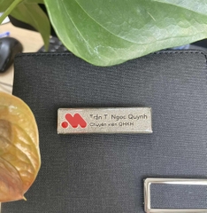 Bảng tên nhân viên ăn mòn