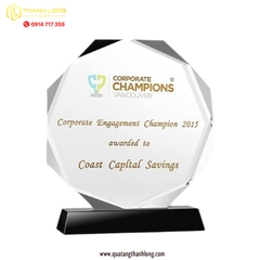 kỉ niệm chương pha lê 8 cạnh tròn  - đế đen.