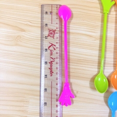 Combo 5 muỗng nhựa hình bàn tay 5 màu khác nhau kt 20cm