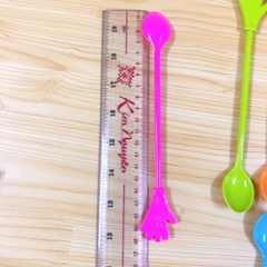 Combo 5 muỗng nhựa hình bàn tay 5 màu khác nhau kt 20cm