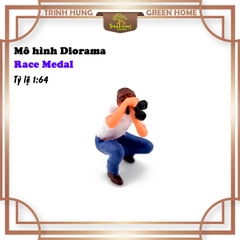 Mô hình Diorama - Race Medal 1:64 - ngồi chụp ảnh (bản màu)