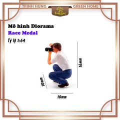 Mô hình Diorama - Race Medal 1:64 - ngồi chụp ảnh (bản màu)