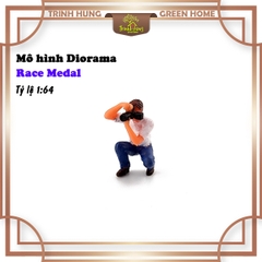 Mô hình Diorama - Race Medal 1:64 - ngồi chụp ảnh (bản màu)