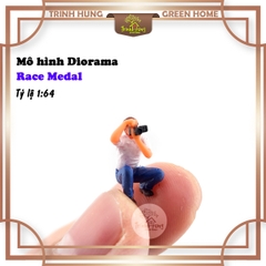 Mô hình Diorama - Race Medal 1:64 - ngồi chụp ảnh (bản màu)