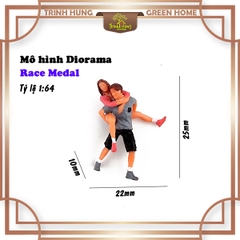 Mô hình Diorama - Race Medal 1:64 - đôi nam nữ cõng nhau (bản màu)