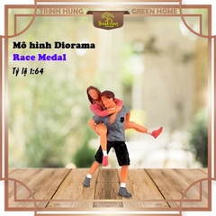 Mô hình Diorama - Race Medal 1:64 - đôi nam nữ cõng nhau (bản màu)