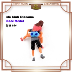 Mô hình Diorama - Race Medal 1:64 - đôi nam nữ cõng nhau (bản màu)