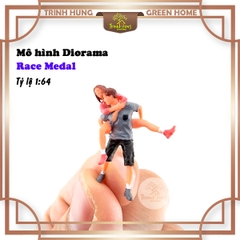 Mô hình Diorama - Race Medal 1:64 - đôi nam nữ cõng nhau (bản màu)