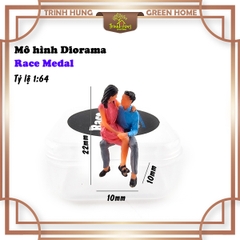 Mô hình Diorama - Race Medal 1:64 - đôi nam nữ ngồi (bản màu)