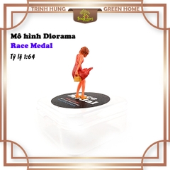 Mô hình Diorama - Race Medal 1:64 - cô gái gió thổi váy (bản màu)