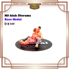 Mô hình Diorama - Race Medal 1:64 - đôi nam nữ ngồi ôm nhau (bản màu)