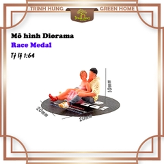 Mô hình Diorama - Race Medal 1:64 - đôi nam nữ ngồi ôm nhau (bản màu)