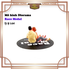 Mô hình Diorama - Race Medal 1:64 - đôi nam nữ ngồi ôm nhau (bản màu)