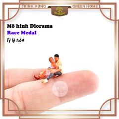 Mô hình Diorama - Race Medal 1:64 - đôi nam nữ ngồi ôm nhau (bản màu)