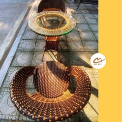 Bàn ghế ngoài trời, bàn ghế mây nhựa khung thép nội thất Bản Mây thiết kế dáng chân quỳ sang trọng, decor ban công sân vườn