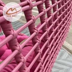 Ghế Xích Đu Lưng Vòm Hồng – Khi Không Gian Sống Trở Thành Tuyên Ngôn Cá Tính