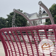 Ghế Xích Đu Lưng Vòm Hồng – Khi Không Gian Sống Trở Thành Tuyên Ngôn Cá Tính