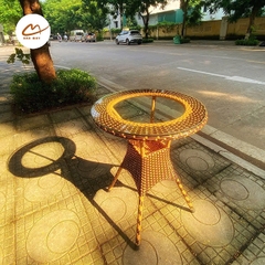 Bàn ghế ngoài trời, bàn ghế mây nhựa khung thép nội thất Bản Mây thiết kế dáng chân quỳ sang trọng, decor ban công sân vườn