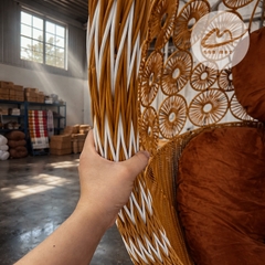 Ghế Xích Đu Cần Kép Đồng Xu Hoa Cúc – Không Gian Thư Giãn Rộng Rãi Cho 2–3 Người