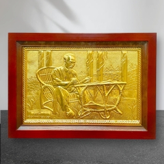 TRANH ĐỒNG BÁC HỒ NGỒI GHẾ MÂY, MẠ VÀNG 24K (Kích thước 38cm x 54cm)