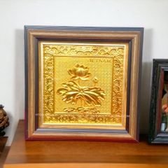 TRANH HOA SEN BẰNG ĐỒNG, MẠ VÀNG 24K <br> (Kích thước 26cm x 26cm)..
