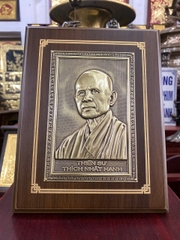 TRANH  ĐỒNG CHÂN DUNG THIỀN SƯ THÍCH NHẤT HẠNH (kích thước 17 x 22cm; Phủ bì 20 x 25cm)