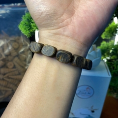 Vòng trầm hương Kỳ Hải Nam chìm 11 li hạt vuông thô 059