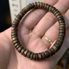 Vòng trầm hương rừng Philip Agusan hạt nút bánh xe cận chìm đen dầu 7li nặng hơn 6gram A0011