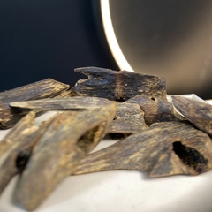 Miếng Trầm Hương Kỳ Hải Nam chất dầu đỏ cận chìm – Bỏ ví, xông đốt, chơi cảnh, quà tặng , 1-2gram 103-01 - Bách Tín Trầm Hương