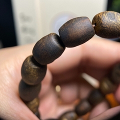 Vòng tay trầm hương Kỳ Hải Nam lu thống thô cận chìm dầu đỏ 10li A0026