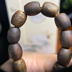 Vòng tay trầm hương Kỳ Hải Nam lu thống thô cận chìm dầu đỏ 10li A0026