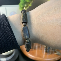 Vòng tay trầm hương Kỳ Hải Nam chìm siêu dầu dạng bản rộng đều đẹp 054