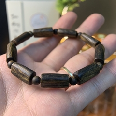 Vòng tay trầm hương Kỳ Hải Nam chìm siêu dầu dạng bản rộng đều đẹp 054