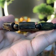 Vòng tay trầm hương Kỳ Hải Nam chìm siêu dầu dạng bản rộng đều đẹp 054