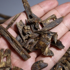 Trầm nguyên miếng chìm nước Kỳ Hải Nam xông đốt tẩy uế, bỏ ví mùi thơm ngọt mạnh 1-3g  104