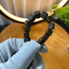 Vòng tay trầm hương Kì Hải Nam chìm nước hạt xúc xắc 5-6mm đen dầu thơm mạnh 031