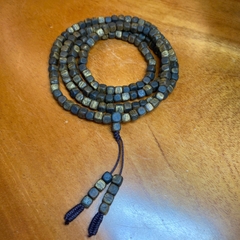 Vòng tay dài trầm hương Kì Hải Nam quấn 4 vòng, đeo cổ 158 hạt vuông 4li 044