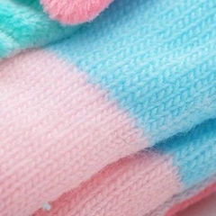 Bao tay len cho bé sơ sinh