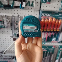 Thước cuộn nên vàng dài 3m, bản rộng 16mm TOTAL TMT126331, co giãn tốt, lò xo đàn hồi