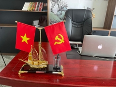 Quà tặng doanh nhân - sếp - lãnh đạo ống cắm bút thuyền buồm pha lê để bàn cao cấp