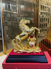 Tượng Ngựa Vàng Phi Nước Đại Dát 18K – Mã Đáo Thành Công Chiêu Tài Hút Lộc Bính Ngọ