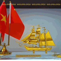 Quà tặng để bàn làm việc - cột cờ thuyền buồm mạ vàng
